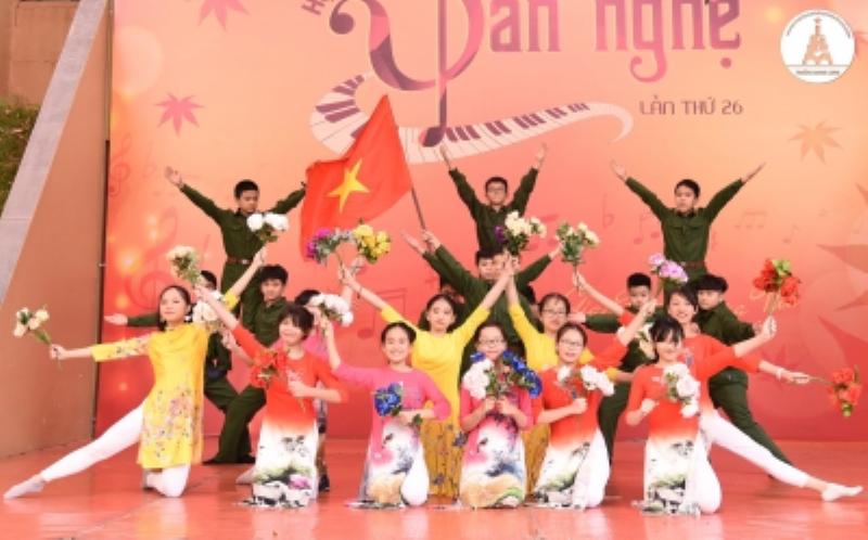 Câu nói về gia đình và cảm xúc thiêng liêng của tình mẹ con được thể hiện qua lời bài hát, hình ảnh minh họa sự gắn kết